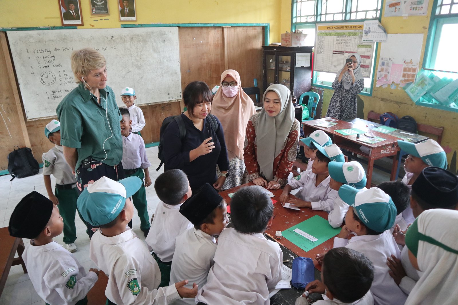 Kunjungan Kedutaan Besar Australia ke MI 1 Hamzanwadi Pancor, Menumbuhkan Semangat Inovasi di Kalangan Siswa