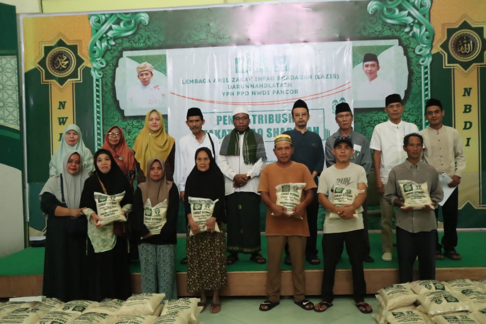 Ribuan Kantong Beras Zakat Fitrah Disalurkan LAZIS Darunnahdlatain untuk Warga Pancor