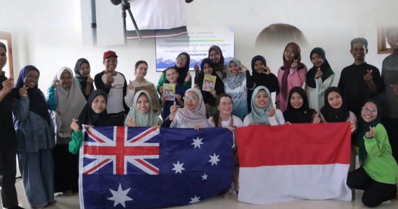 Kegiatan Imersi Budaya dan Pendidikan: Alison dan Anak-anak Ikuti Proses Belajar di SD Unggulan Hamzanwadi