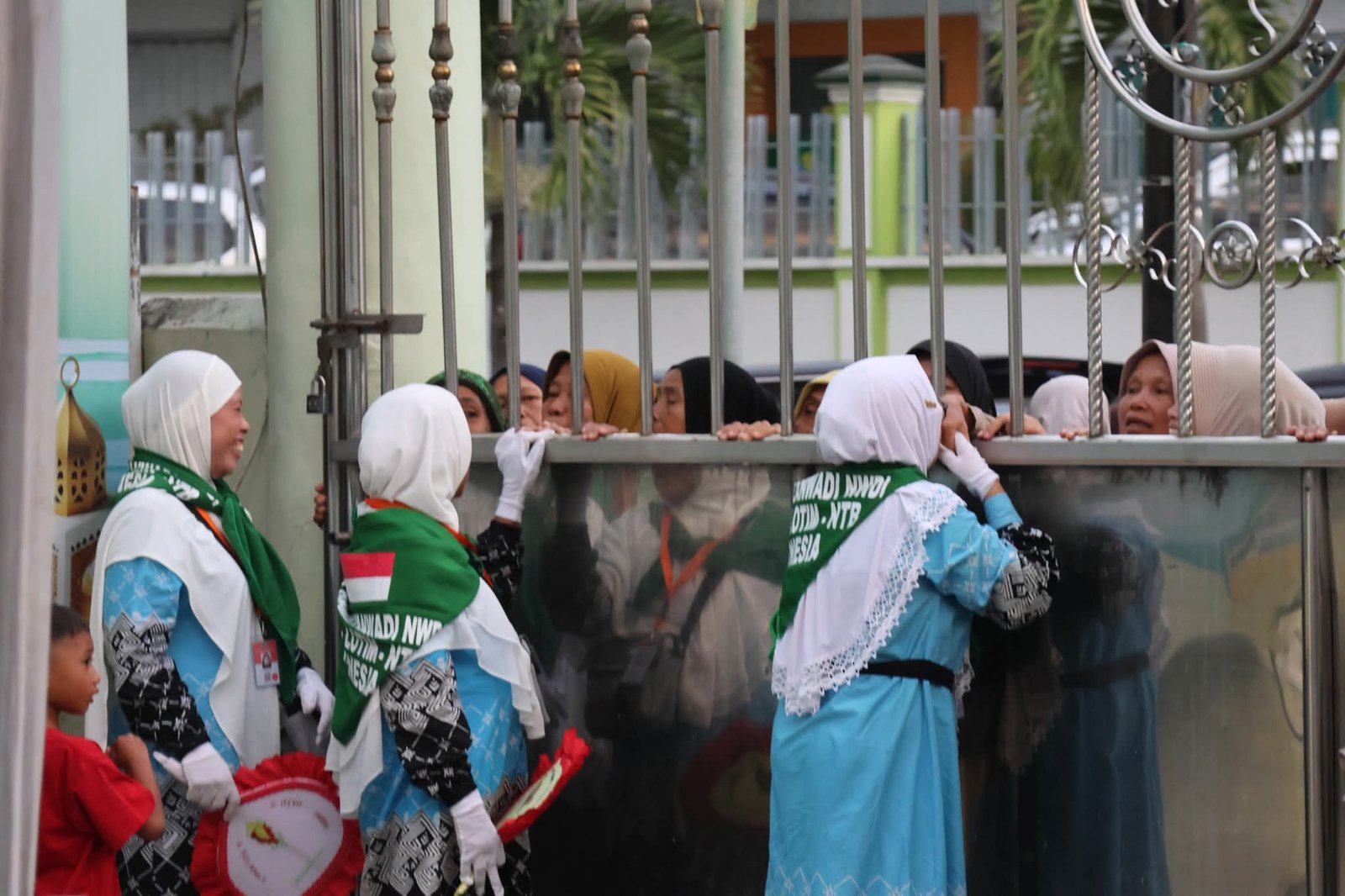 Tangis Haru Iringi Pengantaran dan Pelepasan CJH Lombok Timur Kloter LOP 01 NTB