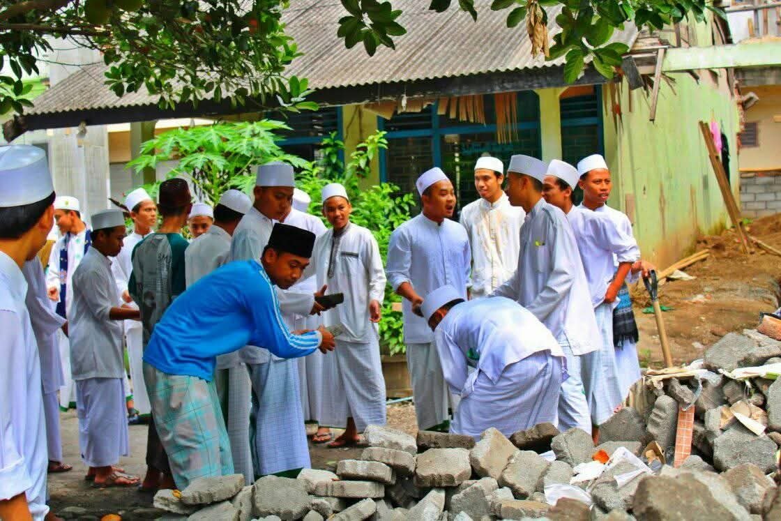 Belajar, Bukan Menghakimi: Meneguhkan Nilai Luhur Pesantren